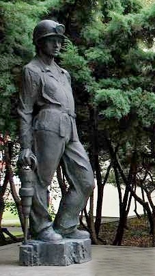 Ivan Záleský, sochař, památník Pluto, Litvínov, socha, bronzová socha