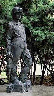 Ivan Záleský, sochař, památník Pluto, Litvínov, socha, bronzová socha
